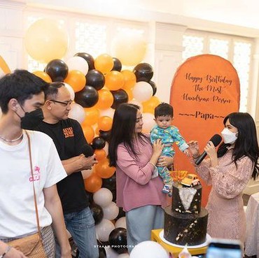 8 Momen Perayaan Ultah Suami Pilot Iis Dahlia Kue Unik Jadi Sorotan