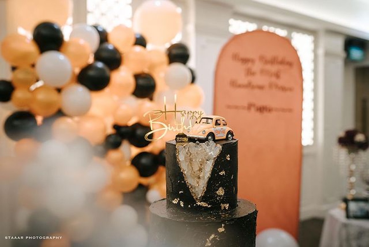 Iis Dahlia baru saja merayakan ulang tahun suaminya Satrio Dewanto yang berprofesi sebagai pilot&period; Yuk intip potretnya&excl;