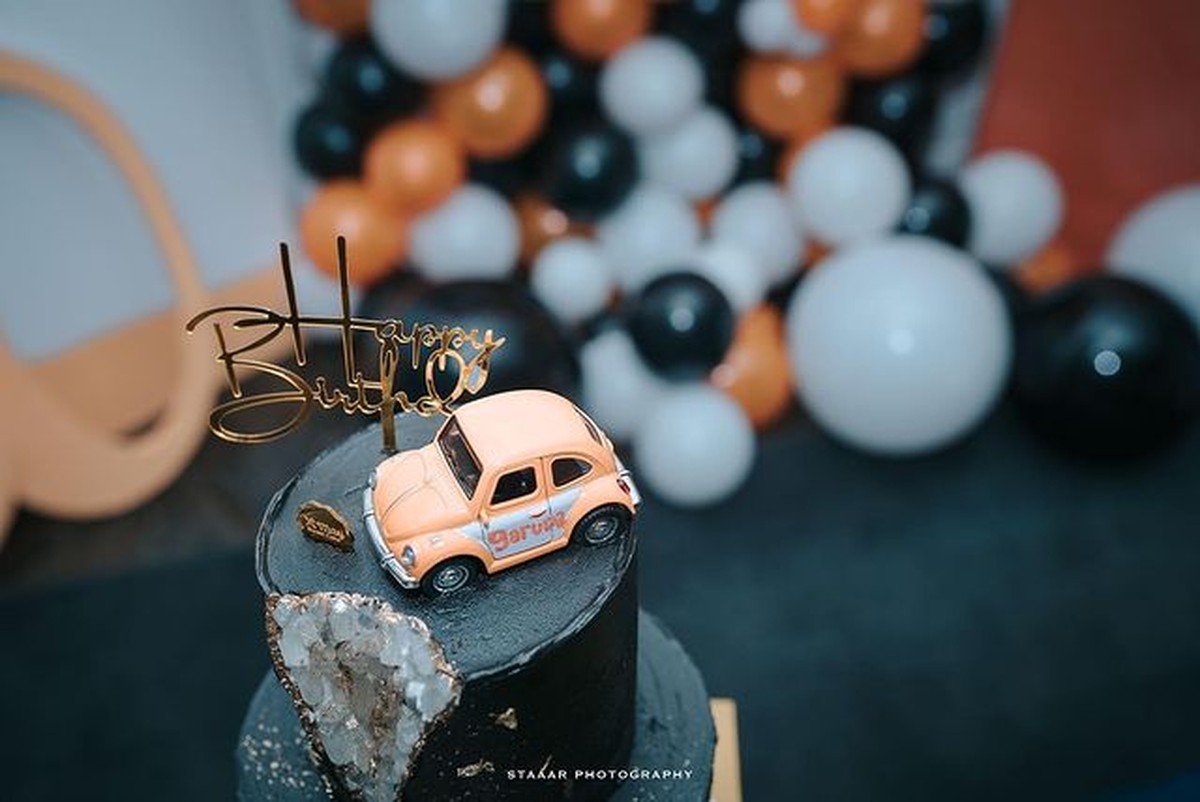 Iis Dahlia baru saja merayakan ulang tahun suaminya Satrio Dewanto yang berprofesi sebagai pilot&period; Yuk intip potretnya&excl;