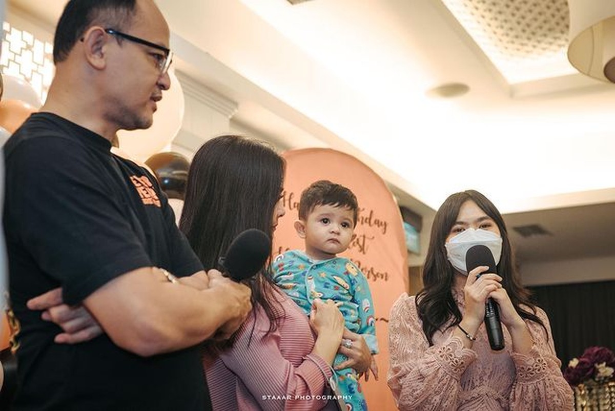 Iis Dahlia baru saja merayakan ulang tahun suaminya Satrio Dewanto yang berprofesi sebagai pilot&period; Yuk intip potretnya&excl;