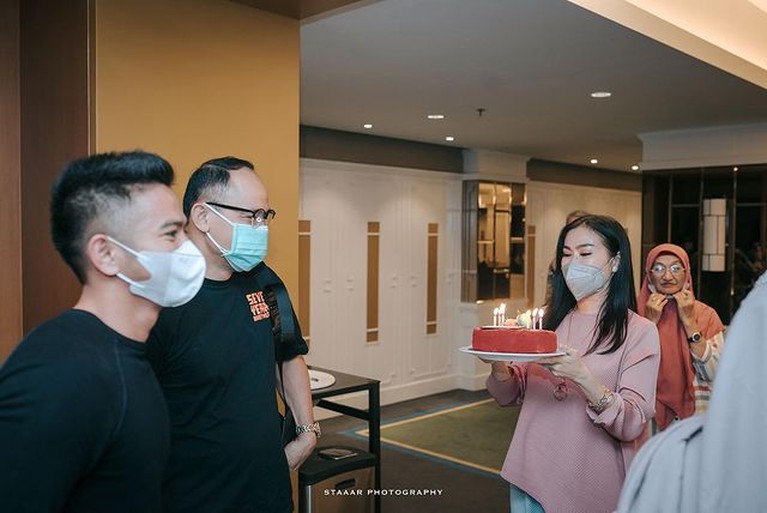 8 Momen Perayaan Ultah Suami Pilot Iis Dahlia Kue Unik Jadi Sorotan Iis Dahlia baru saja merayakan ulang tahun suaminya Satrio Dewanto yang berprofesi sebagai pilot. Yuk intip potretnya!