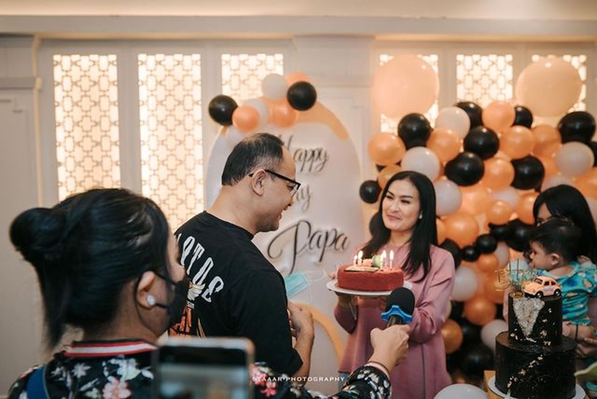 Iis Dahlia baru saja merayakan ulang tahun suaminya Satrio Dewanto yang berprofesi sebagai pilot&period; Yuk intip potretnya&excl;