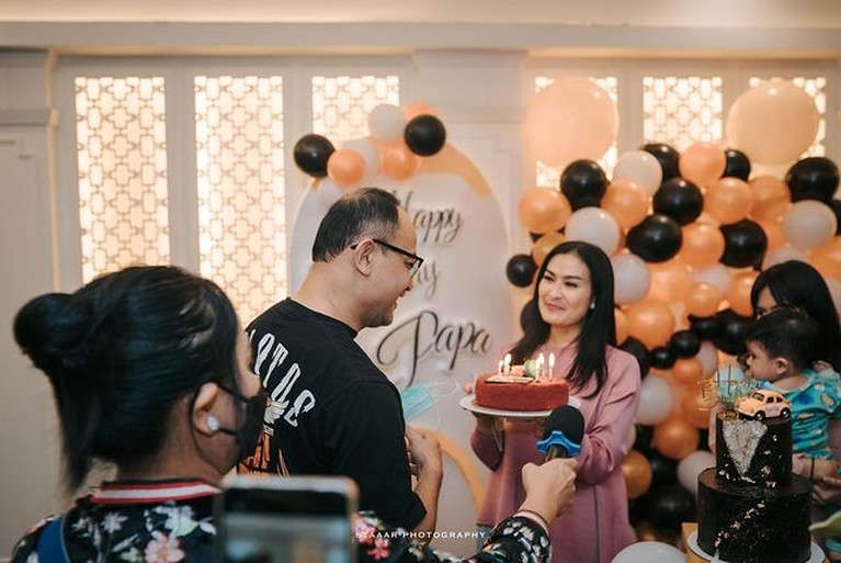 8 Momen Perayaan Ultah Suami Pilot Iis Dahlia Kue Unik Jadi Sorotan Iis Dahlia baru saja merayakan ulang tahun suaminya Satrio Dewanto yang berprofesi sebagai pilot. Yuk intip potretnya!