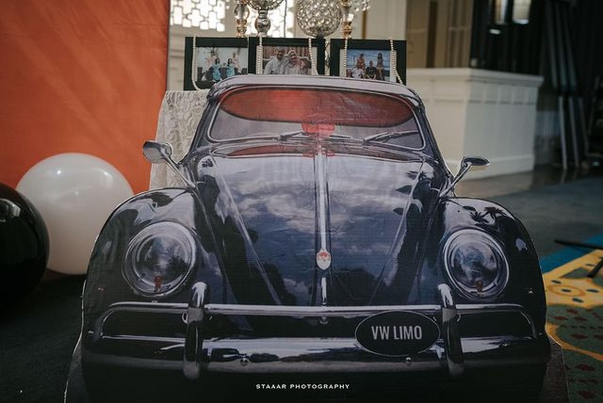 Iis Dahlia baru saja merayakan ulang tahun suaminya Satrio Dewanto yang berprofesi sebagai pilot&period; Yuk intip potretnya&excl;