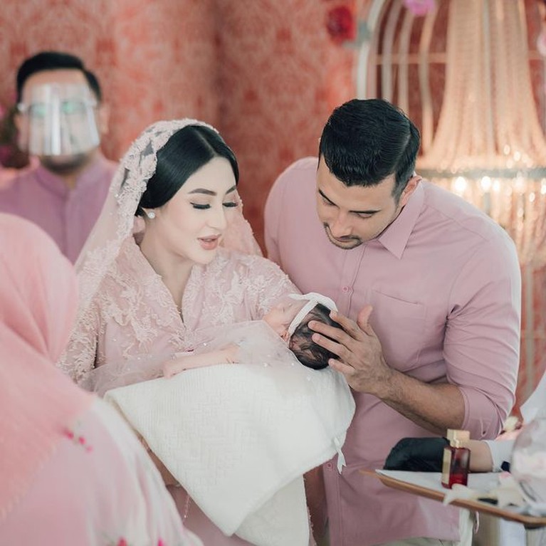 9 Momen Tasyakuran & Akikah Baby Guzel Anak Margin Wieheerm & Ali Syakieb Usai 1 bulan kelahiran putrinya, Margin Wieheerm dan Ali Syakieb gelar acara tasyakuran dan akikah. Yuk intip potretnya!