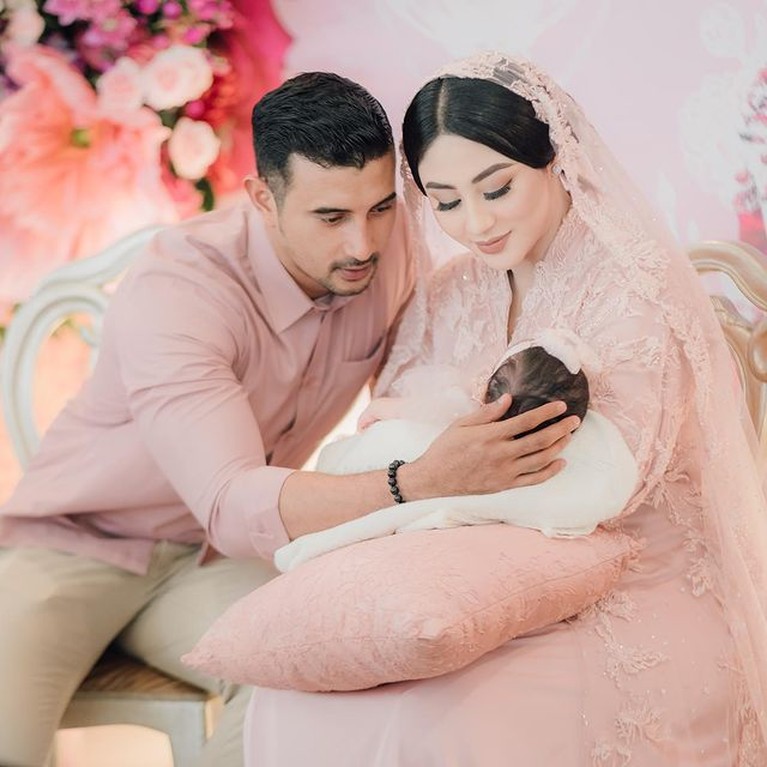 9 Momen Tasyakuran & Akikah Baby Guzel Anak Margin Wieheerm & Ali Syakieb Usai 1 bulan kelahiran putrinya, Margin Wieheerm dan Ali Syakieb gelar acara tasyakuran dan akikah. Yuk intip potretnya!