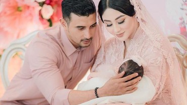 img-title Ali Syakieb dan Istri Ingin Jadi Sosok Sahabat Bila Sang Putri Sudah Dewasa