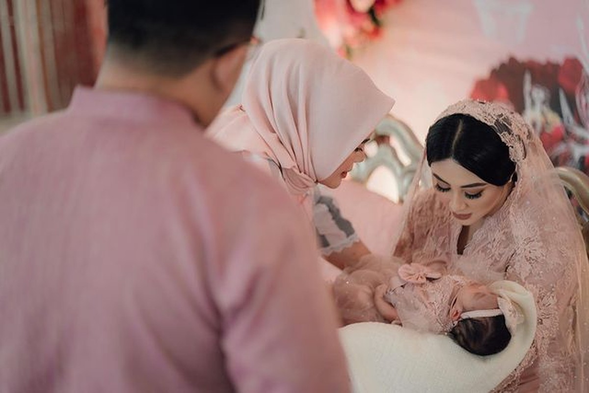 Usai 1 bulan kelahiran putrinya&comma; Margin Wieheerm dan Ali Syakieb gelar acara tasyakuran dan akikah&period; Yuk intip potretnya&excl;