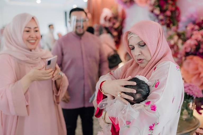 Usai 1 bulan kelahiran putrinya, Margin Wieheerm dan Ali Syakieb gelar acara tasyakuran dan akikah. Yuk intip potretnya!