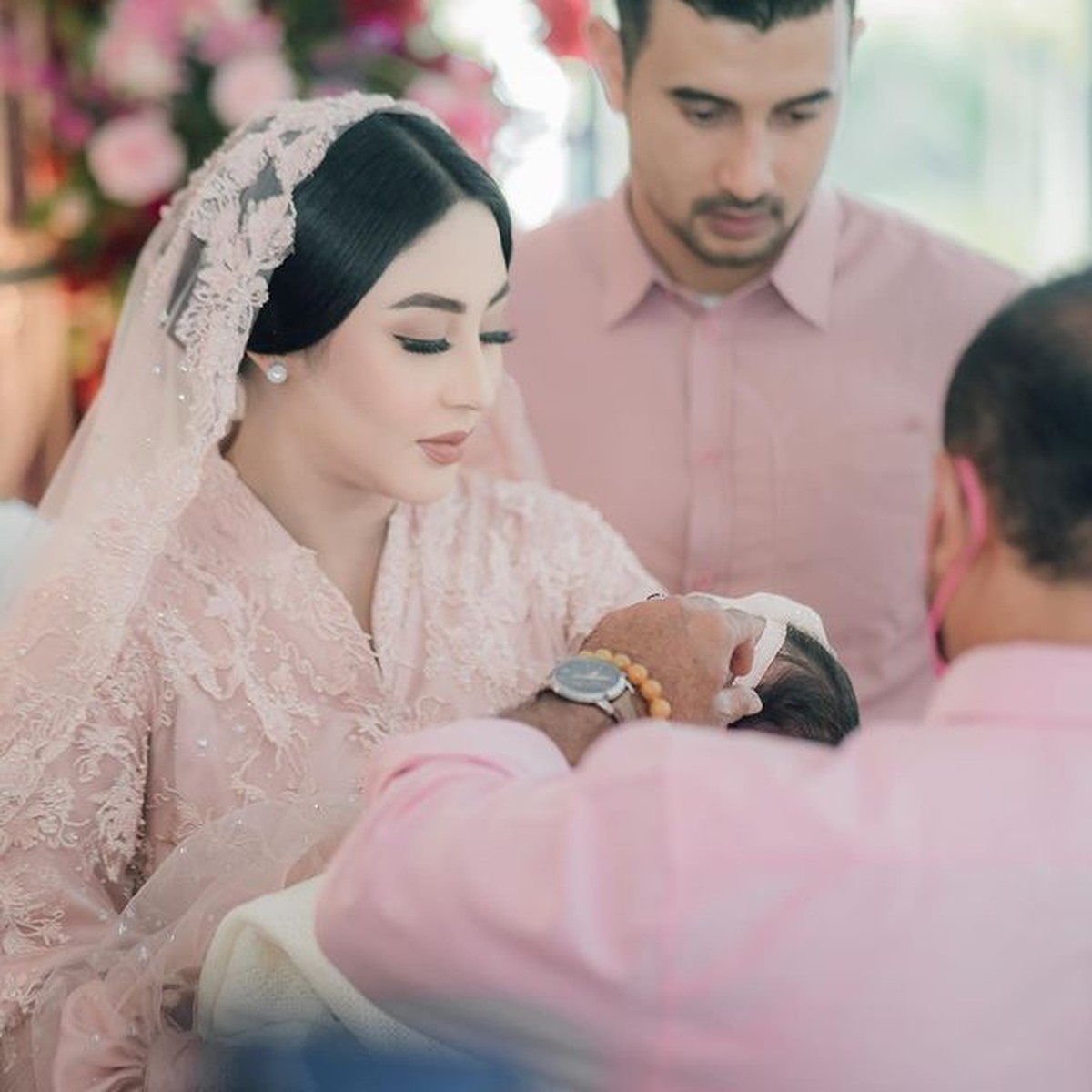 Usai 1 bulan kelahiran putrinya&comma; Margin Wieheerm dan Ali Syakieb gelar acara tasyakuran dan akikah&period; Yuk intip potretnya&excl;