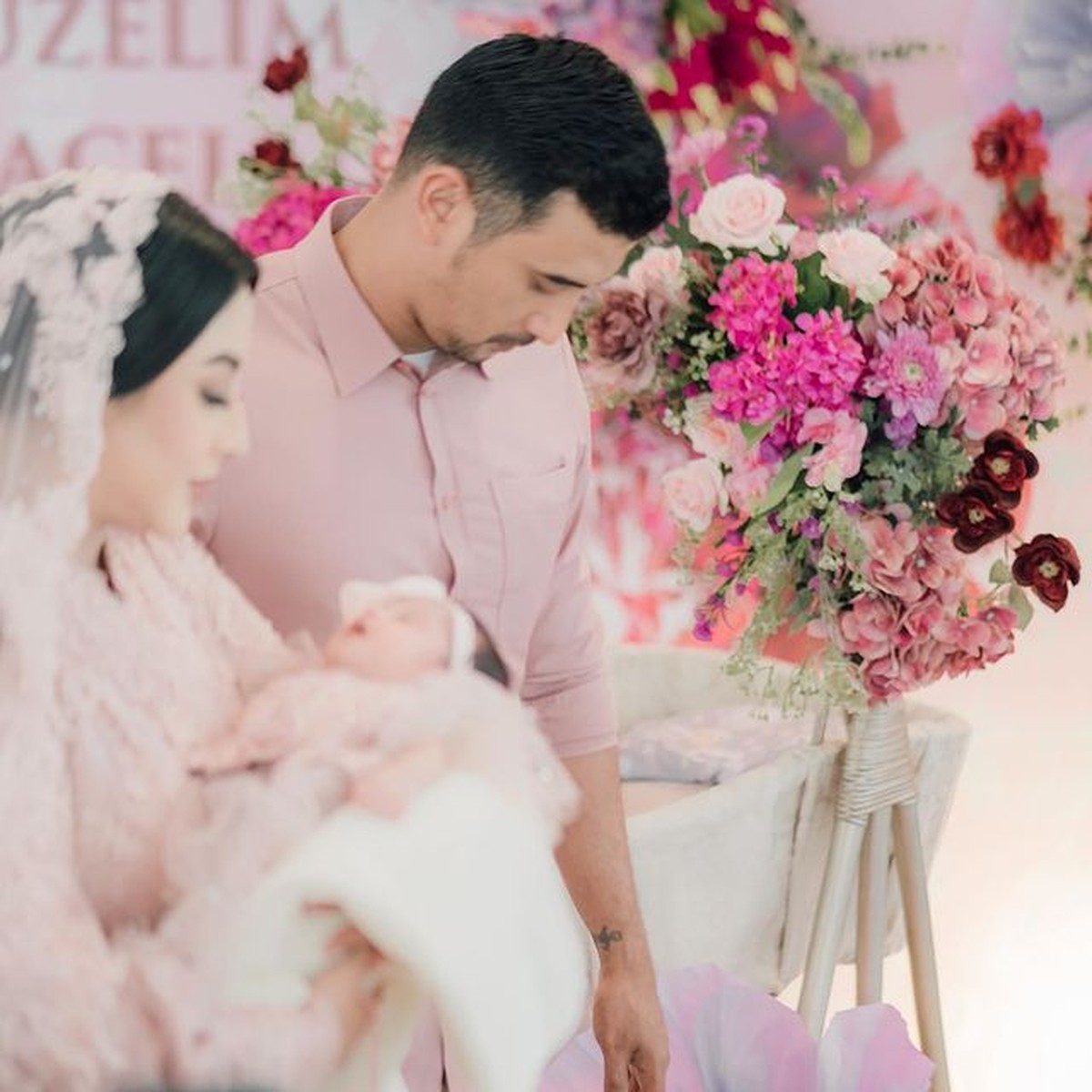 Usai 1 bulan kelahiran putrinya&comma; Margin Wieheerm dan Ali Syakieb gelar acara tasyakuran dan akikah&period; Yuk intip potretnya&excl;