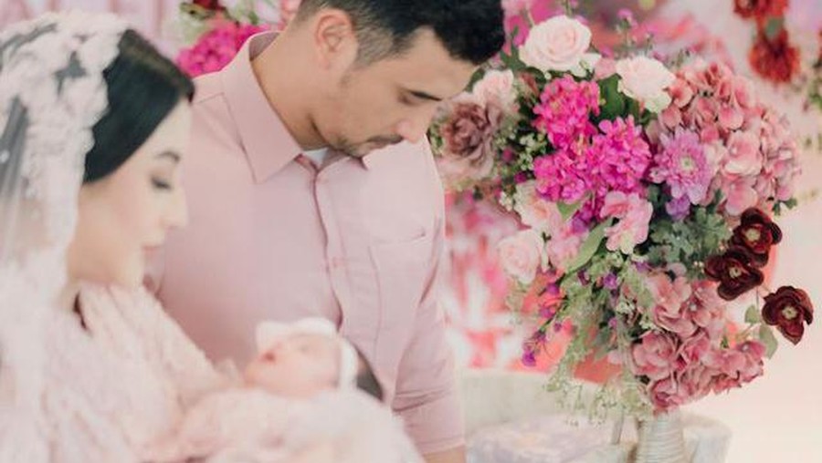 9 Momen Tasyakuran & Akikah Baby Guzel Anak Margin Wieheerm & Ali Syakieb Usai 1 bulan kelahiran putrinya, Margin Wieheerm dan Ali Syakieb gelar acara tasyakuran dan akikah. Yuk intip potretnya!
