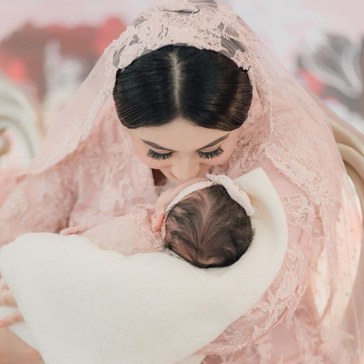 Usai 1 bulan kelahiran putrinya&comma; Margin Wieheerm dan Ali Syakieb gelar acara tasyakuran dan akikah&period; Yuk intip potretnya&excl;