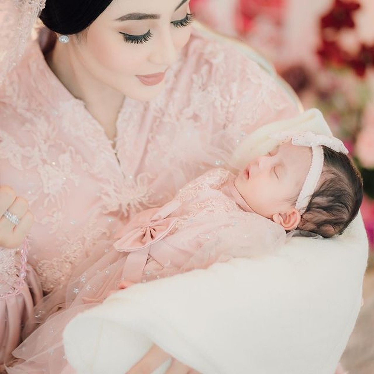 Usai 1 bulan kelahiran putrinya&comma; Margin Wieheerm dan Ali Syakieb gelar acara tasyakuran dan akikah&period; Yuk intip potretnya&excl;