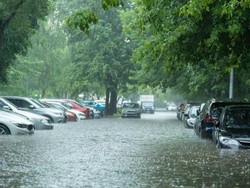Mobil Terendam Banjir? Berikut Ini Pertolongan Pertamanya