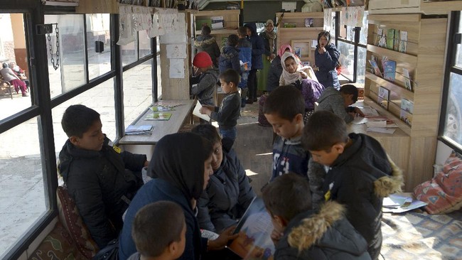 Bus perpustakaan keliling disewa organisasi lokal Charmaghz yang didirikan warga Afghanistan lulusan Universitas Oxford.