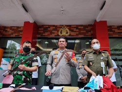 Aparat Gabungan Tertibkan 21 Gardu dan 1.913 Bendera Ormas di Jaksel