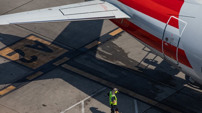 Pria Amerika Serikat nekat melompat dari pesawat saat sedang meluncur parkir di Bandara Sky Harbour Phoenix, Arizona, AS, Minggu (5/12).