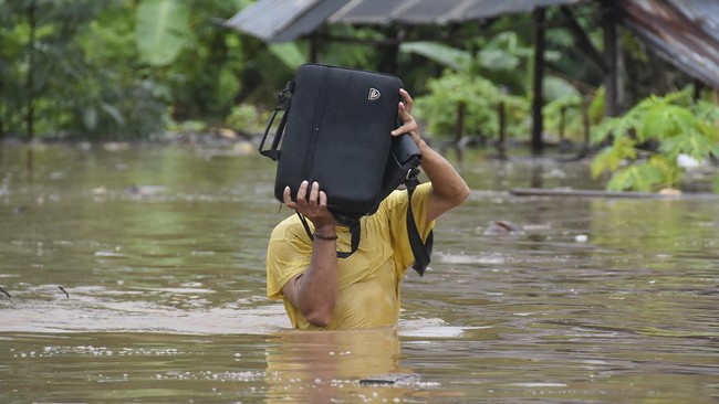 Banjir bandang melanda  empat dusun di Kabupaten Lombok Utara. Banjir juga mengakibatkan longsor hingga membuat salah satu ruas jalan terputus.