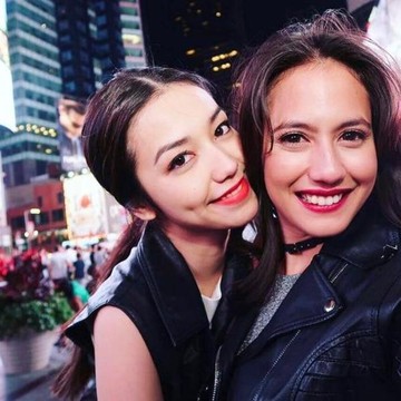 img-title Beda Gaya Velove Vexia dengan Pevita Pearce Memakai Busana Monokrom, Siapa Lebih Stylish?