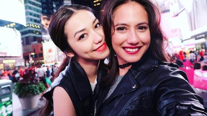 Beda Gaya Velove Vexia dengan Pevita Pearce Memakai Busana Monokrom, Siapa Lebih Stylish? Beda Gaya Velove Vexia dengan Pevita Pearce Memakai Busana Monokrom, Siapa Lebih Stylish?