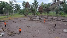 FOTO: Berjibaku Mencari Korban Hilang Erupsi Semeru