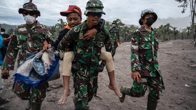 Setidaknya ada 5.205 warga terdampak erupsi Semeru di Kabupaten Lumajang, 1.707 warga di antaranya tersebar di 19 titik posko pengungsian.