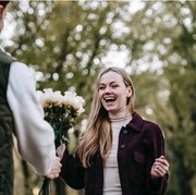 Sering Dikira Matre, Padahal 5 Zodiak Ini  Punya Love Language Gift Giving
