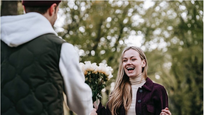 Sering Dikira Matre, Padahal 5 Zodiak Ini  Punya Love Language Gift Giving