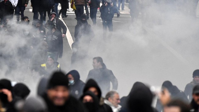 Demo penanganan Covid-19 di Brussels, Belgia berujung rusuh, polisi menembakkan gas air mata dan meriam air untuk memecah kerumunan pedemo.