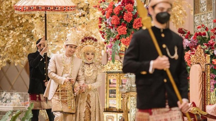 Deretan Artis Indonesia dengan Busana Pengantin Tradisional yang Bikin Pangling di 2021