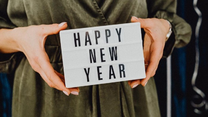 Nggak Cuma Bakar-Bakar, Ini 5 Kegiatan Seru Lainnya untuk Rayakan Tahun Baru di Rumah