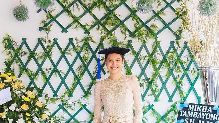 Intip Gaya Mikha Tambayong saat Wisuda Lulus S2 dari Harvard! Anggun Banget dan Bisa Jadi Ide Baru Pakai Kebaya