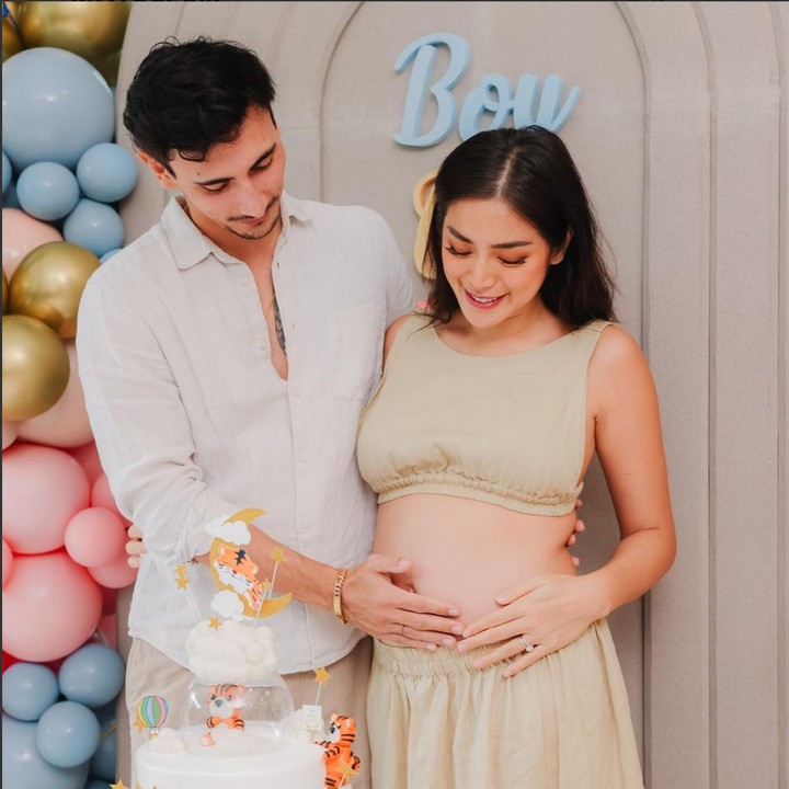 <p>Kebahagiaan tengah menyelimuti Jessica Iskandar dan Vincent Verhaag. Keluarga kecil mereka akan ketambahan anggota baru yang belum lama ini diungkap jenis kelaminnya. (Foto: Instagram @v.andrianto)</p>