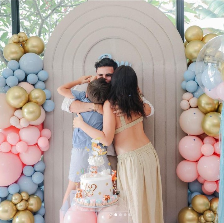 <p>Saat balonnya sudah pecah dan jenis kelamin bayinya sudah terungkap, ketiganya saling berpelukan, Bunda. Momen haru ini pun diabadikan dan diunggah di akun media sosial Jessica Iskandar. (Foto: Instagram @inijedar)</p>