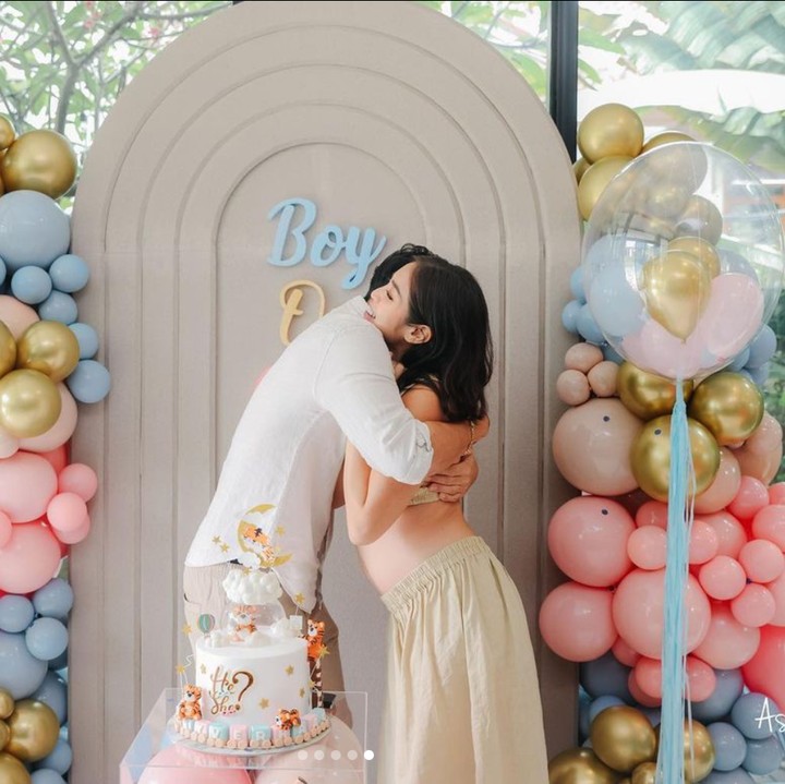 <p>Seperti gender reveal pada umumnya, hiasan dan dekorasi yang didominasi warna pink dan biru membuat orang makin penasaran. (Foto: Instagram @inijedar)</p>