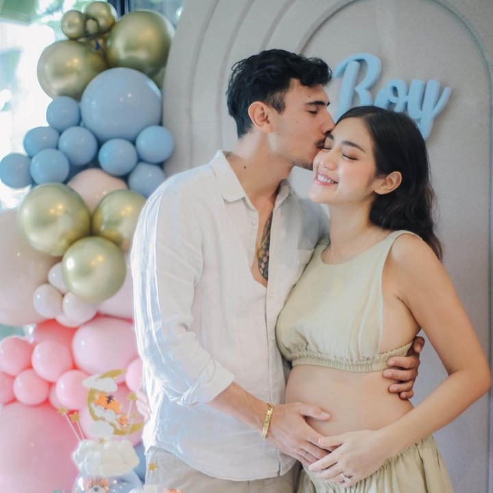 <p>Suasana pestanya tampak santai dan casual. Jessica Iskandar tampil mengenakan pakaian yang memamerkan baby bump-nya yang kian membesar. (Foto: Instagram @inijedar)</p>