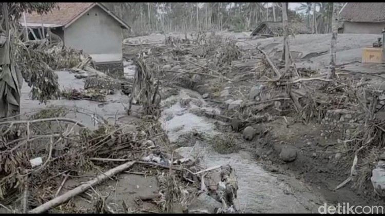 Terdengar informasi ada getaran banjir dari Gunung Semeru. Puluhan warga Sumberwuluh, Kecamatan Candipuro, Lumajang dievakuasi ke tempat yang lebih aman.