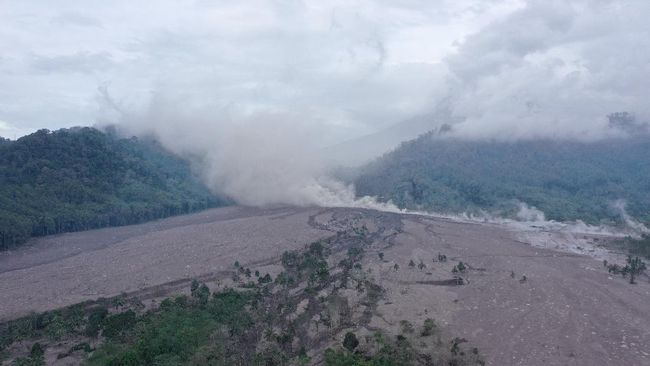 PVMBG menyebut curah hujan tinggi bisa membawa banjir lahar dari gunung Semeru.