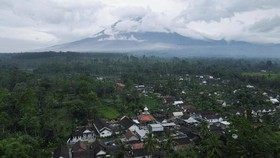 Semeru Erupsi Lagi, Jalanan Tertimbun Material Vulkanik Asap Mengepul