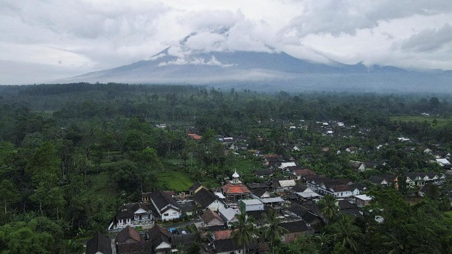 Pada Minggu (12/5), berdasarkan data PVMBG, Gunung Semeru terjadi erupsi setidaknya selama empat kali selama satu hari ini.