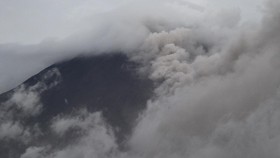 Gunung Api Ile Lewotolok NTT Erupsi, Tinggi Abu 2.000 Meter