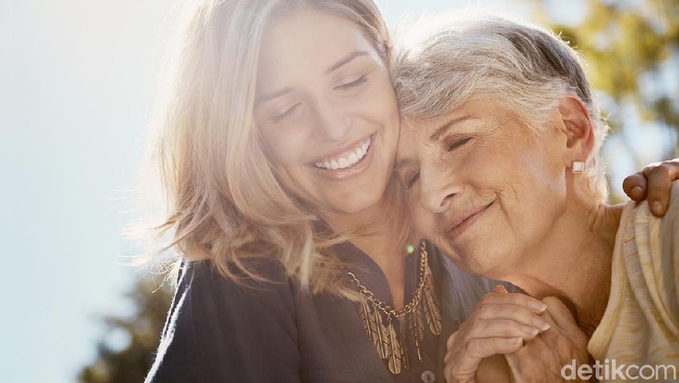 Hari Ibu Tanggal 22 Desember, Ini Sejarahnya Shot of a happy senior woman spending quality time with her daughter outdoors