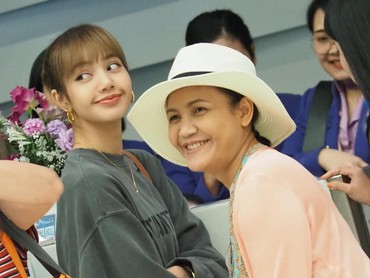 img-title Kontroversi Crazy Horse, Ibu Lisa BLACKPINK Hapus Akun Instagram