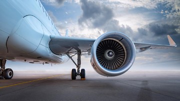 PILOT PALING MUDA YANG MENERBANGKAN PESAWAT KELILING DUNIA