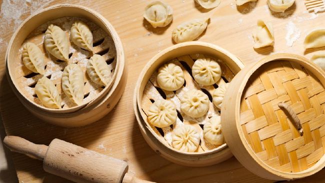 Banyak orang berpikir bahwa pangsit adalah makanan yang hanya ada di China. Namun udang cincang yang dibungkus kulit tipis ini juga ada di negara lainnya.