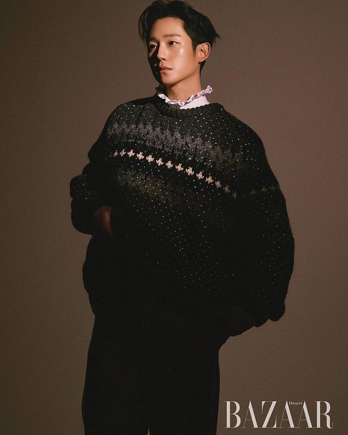 Jung Hae-in akan memerankan male lead, Im Soo-Ho, seorang lulusan dari universitas ternama. Im Soo-Ho adalah pria kebangsaan Korea-Jerman. Ia memiliki karisma, namun juga misterius. / foto: instagram.com/harperbazaarkorea