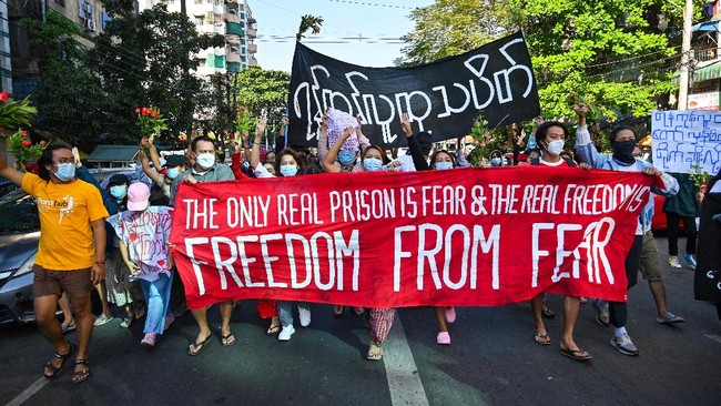 Selain pejabat sipil dan aktivis, tokoh publik termasuk pemuka agama seperti pastor juga menjadi sasaran penangkapan junta militer Myanmar sejak kudeta.