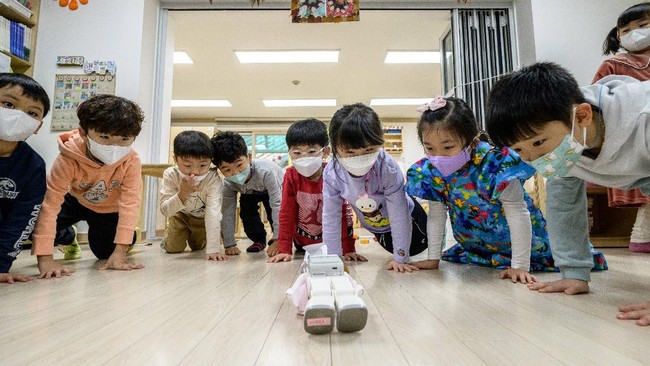 FOTO: Robot Mini Korsel Bisa Kentut dan Ajari Anak Kung-fu
