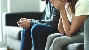 TAK KONSISTEN DAN POSESIF DENGAN BARANG PRIBADINYA